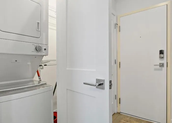 Cozy With In-unit Laundry And Wi-fi! - Montrose 111 *